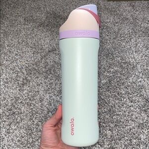 Owala Coastal Mist 24oz FreeSip Water Bottle NWOT
